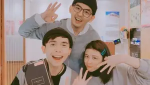▲黃豪平(前排左)、宇珊(前排右)等多名好友,與黃子佼(後排)組成黃氏宗親會,群組目前都有持續在聊天互動中。(圖/黃豪平臉書) ▲黃豪平(前排左)、宇珊(前排右)等多名好友,與黃子佼(後排)組成黃氏宗親會,群組目前都有持續在聊天互動中。(圖/黃豪平臉書)