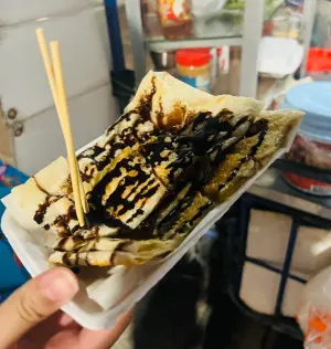 ▲香蕉煎餅是泰國有名的街頭小吃，通常會加入大量的煉乳及巧克力醬，甜味十足。（圖／作者提供）