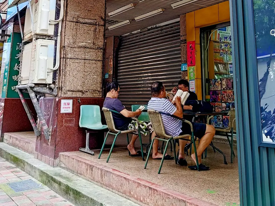 ▲「租書店」在極盛時期全台有4000家店，如今只剩312間。網友觀察租書店變阿北聚集地，喊「這些阿北是我眼中的人生勝利組」。（圖／路上觀察學院臉書）