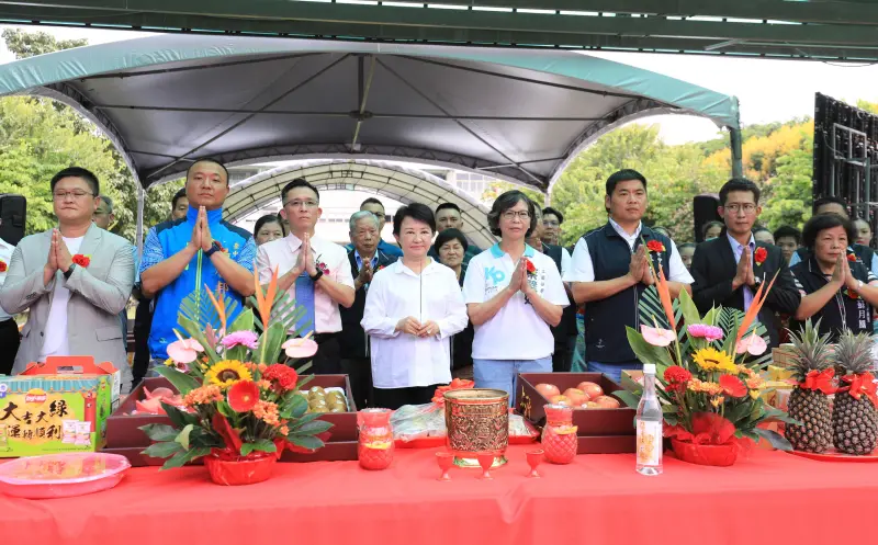 ▲民眾黨前立委蔡壁如上月進入校園與台中市長盧秀燕公開同框,站C位上香祝禱。(圖/翻攝台中市政府網站,2023.10.12)