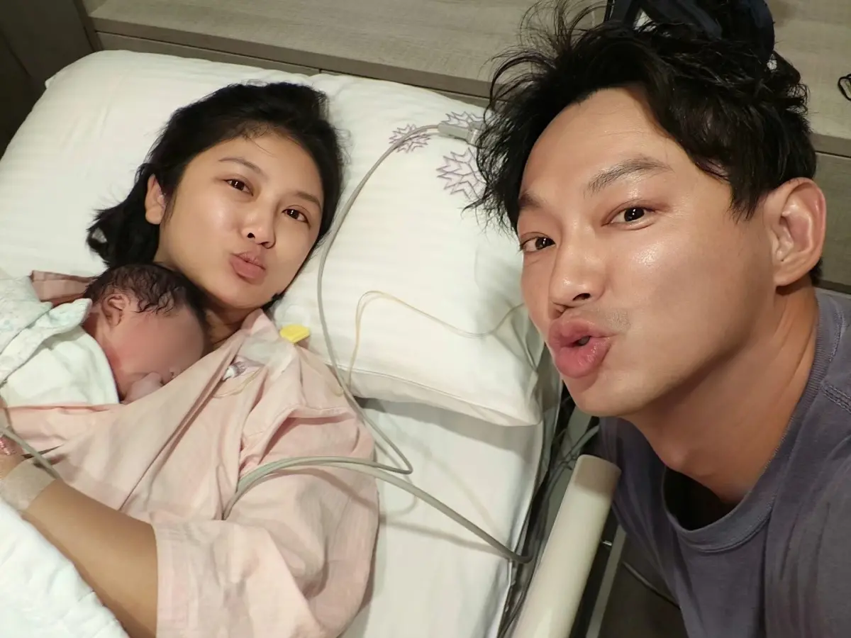 ▲威廉（右）喜獲麟兒，老婆卓君澤慘吃全餐，拚30小時寶寶才誕生。（圖／翻攝自威廉臉書）