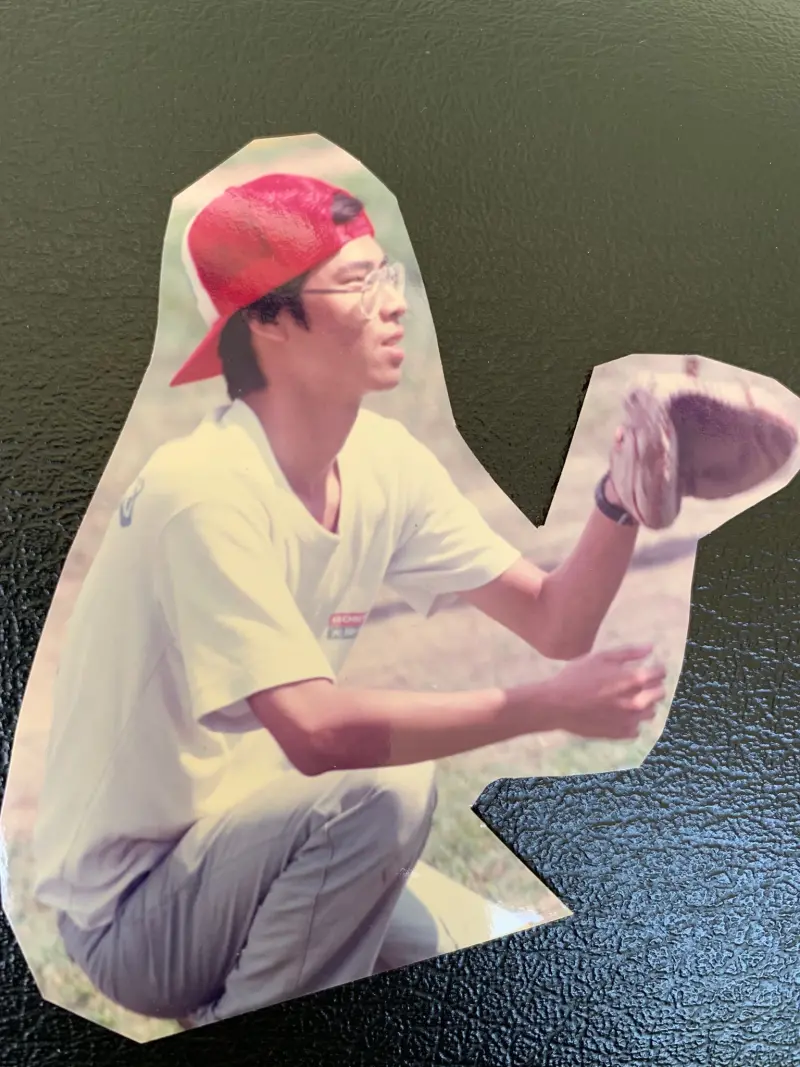 ▲興趣廣泛的陳其邁，念雄中時，也常與同學玩壘球，現在偶爾投接球還有當年架勢。（圖／高雄市政府提供）