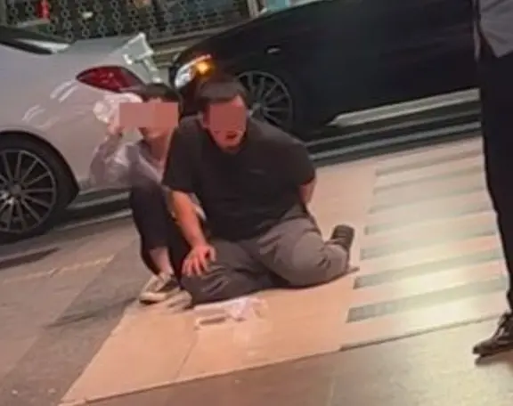 ▲「看起來就像茶碗蒸」的兩名眼鏡男，最終被全甲男子打到坐在地上。（圖/爆料公社）