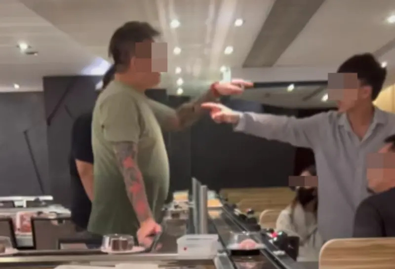 ▲台北忠孝東路迴轉壽司連鎖店，12日深夜發生因為「茶碗蒸」引起的衝突事件。（圖/爆料公社）