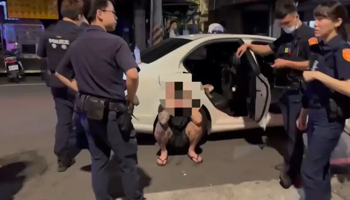 ▲黃女的友人陳姓男子，於車內藏匿毒品及刀械，6人通通被帶回偵訊，黃女與吳女被依違反社維法函請；陳男依違反毒品危害防制條例，移請新北檢偵辦。（圖／翻攝畫面）