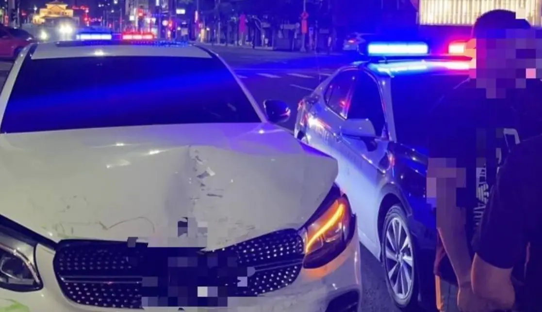 ▲高雄游姓男子酒後無照駕駛賓士轎車，擦撞正在停等紅燈的王姓女騎士、小客車駕駛郭男，而游男肇事後竟加速逃逸，落跑約10分鐘後被警方攔截逮捕。（圖／翻攝畫面）