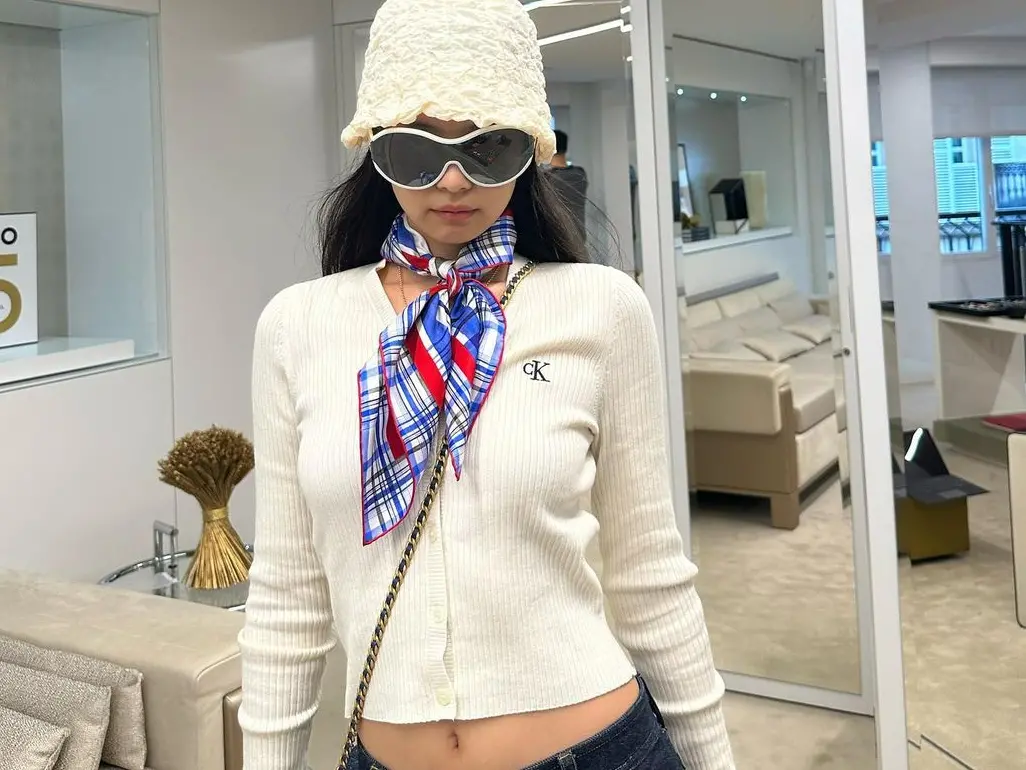 ▲Jennie身上的長袖針織衫約3°C，非常適合秋冬季節轉換時穿搭。（圖／IG@jennierubyjane）