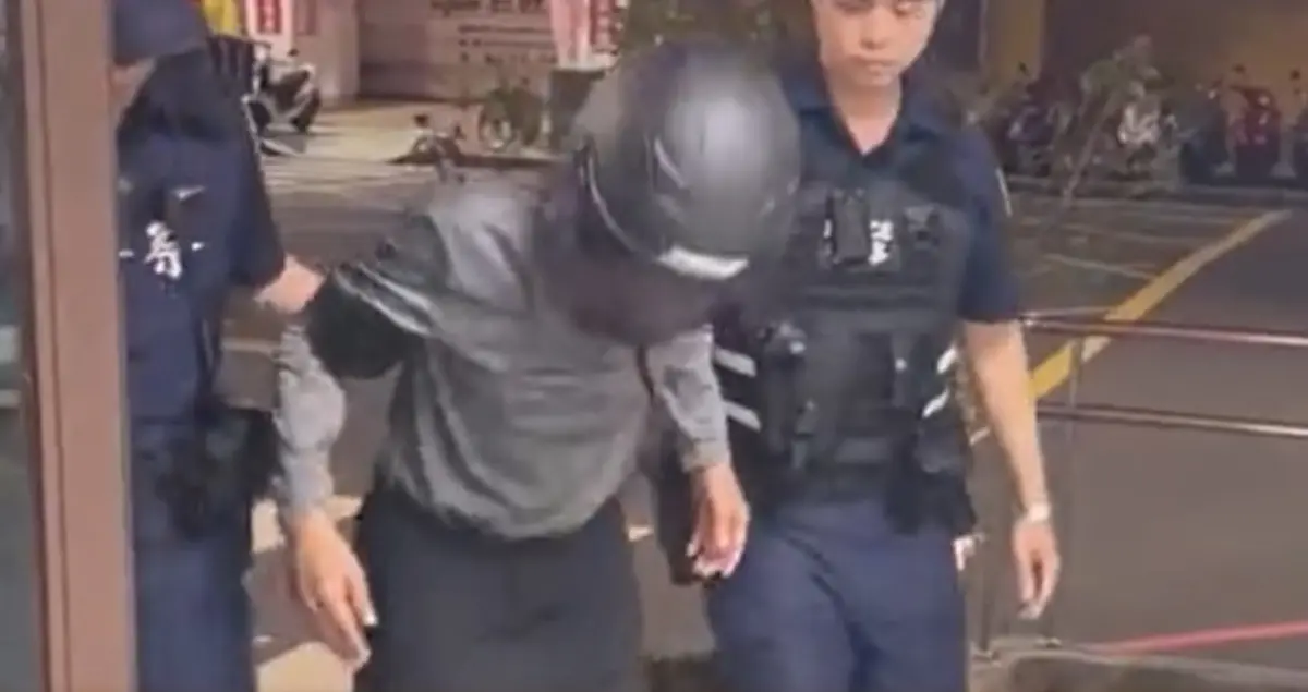 ▲方男與蕭男發生行車糾紛，蕭男竟持刀朝方男左大腿猛刺，犯案之後逃離現場，當天深夜被警方逮捕到案。（圖／翻攝畫面）　