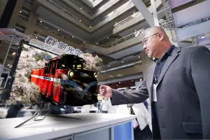 群創透明顯示多元應用 AI翻譯、裸視3D互動提升顯示器附加價值