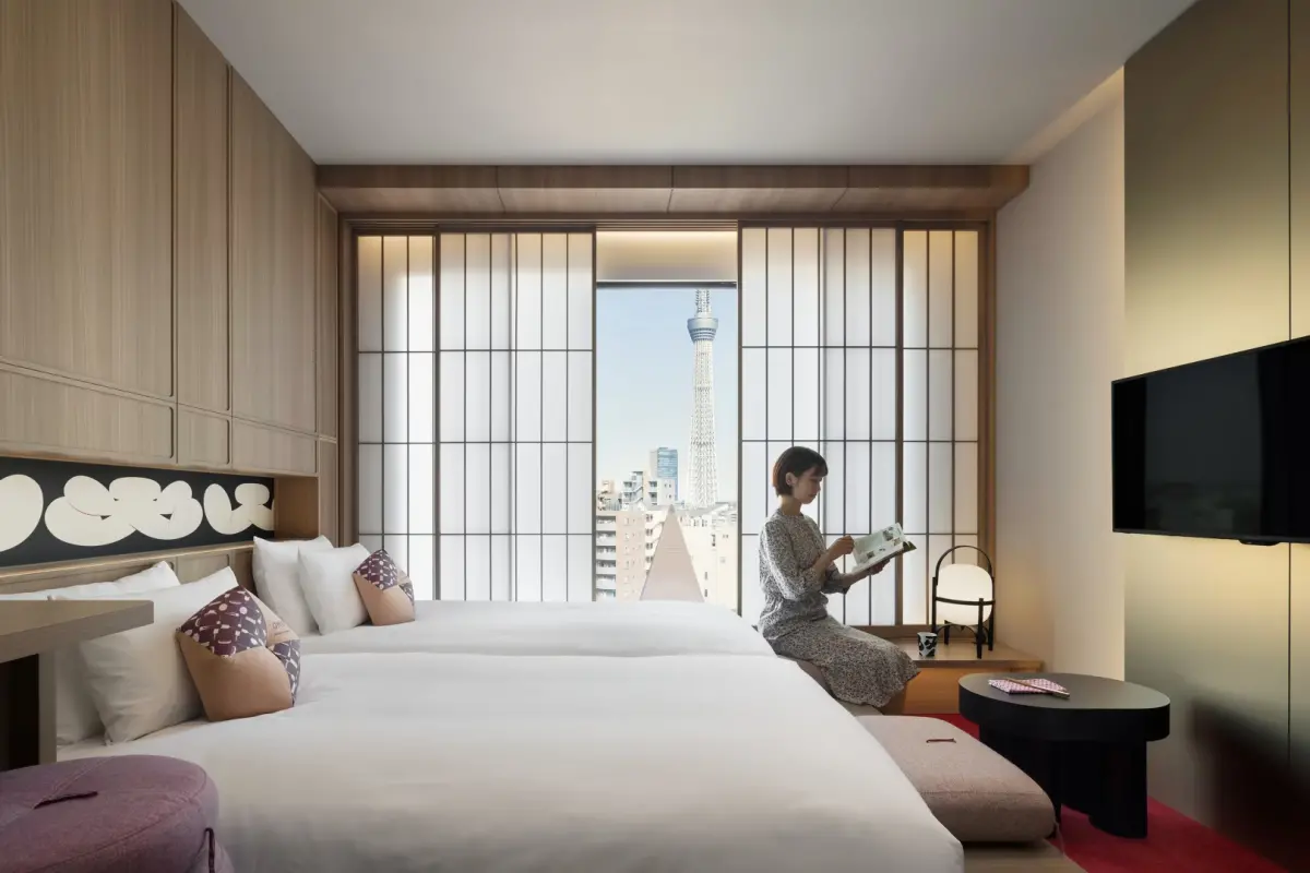 ▲星宇航空聯手星野集團打造「日本全航線」秋冬機加酒自由行，首度推出星野集團東京旗下兩間極具特色的觀光飯店，其中OMO3 淺草可看晴空塔，每人僅1萬千元起。（圖／星宇航空提供）