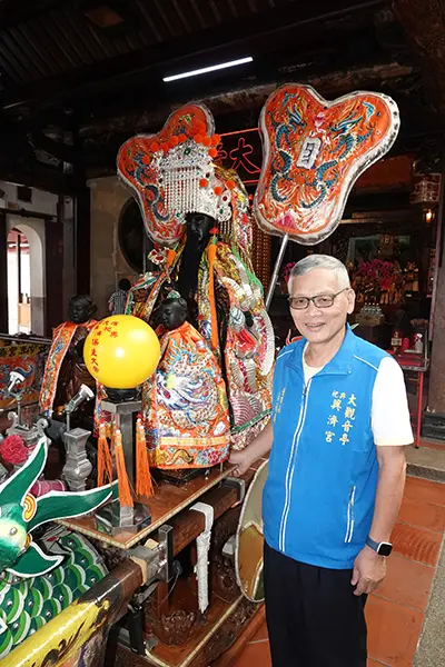 ▲祀典興濟宮董事長吳福春14日陪同醫神保生大帝遶境，祈求登革熱早日退散。（圖/記者劉悅儷攝，2023.10.13）