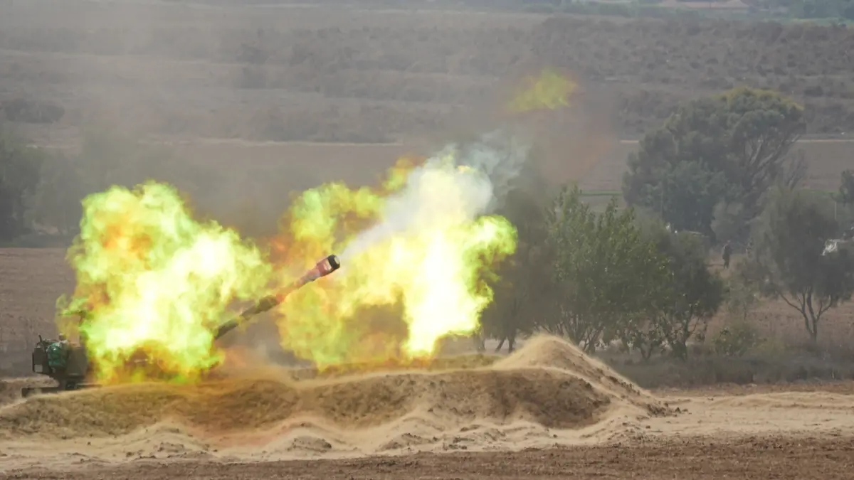 ▲目擊者和哈瑪斯官員表示，逃往加薩走廊（Gaza Strip）南部的巴人，在以色列軍方表示安全無虞的「撤離路線」上遭空襲喪生。（圖／美聯社／達志影像）