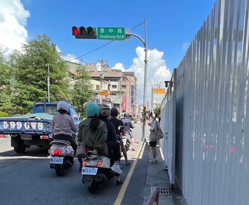 ▲市議員陳淑華指市民候車環境很差，圖為學生在工地前等車。（圖／台中市議員陳淑華提供，2023.10.13）