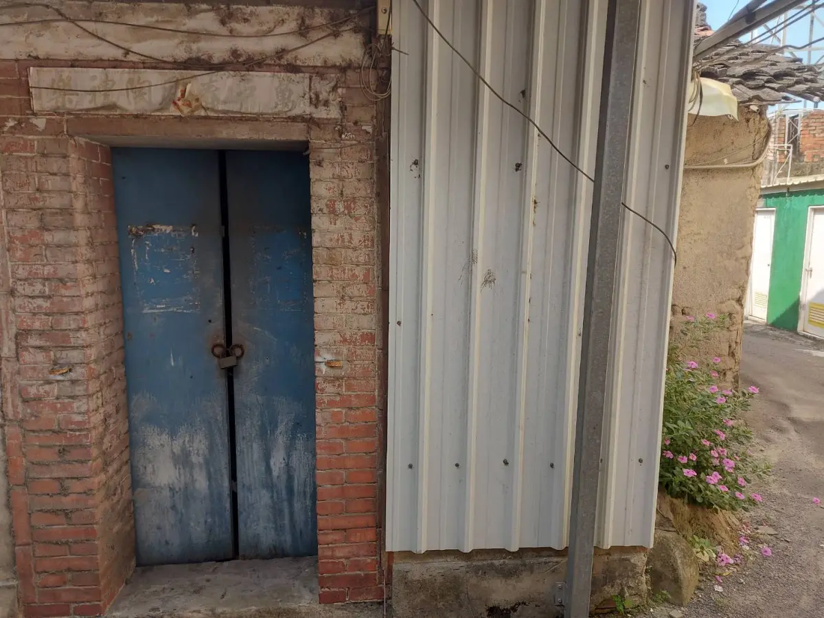 ▲民眾目睹雨傘節逃進空屋，屋主卻以「門可能會垮掉」，拒絕開門讓廠商入內抓蛇。（圖／台中市議員林炘烽提供，2023.10.13）