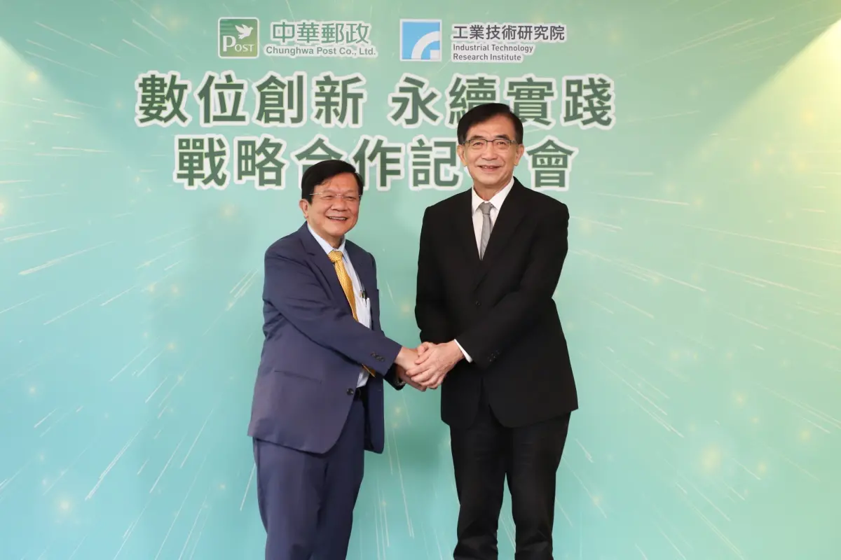 ▲中華郵政董事長吳宏謀（右）及工研院董事長李世光（左）代表簽署意向書，成為數位創新戰略合作夥伴。（圖／中華郵政提供）