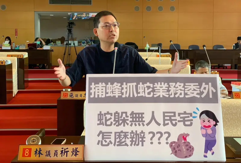 ▲民眾目睹雨傘節逃進空屋內，屋主卻以「門可能會垮掉」，拒絕開門讓廠商入內抓蛇。（圖／台中市議員林炘烽提供，2023.10.13）