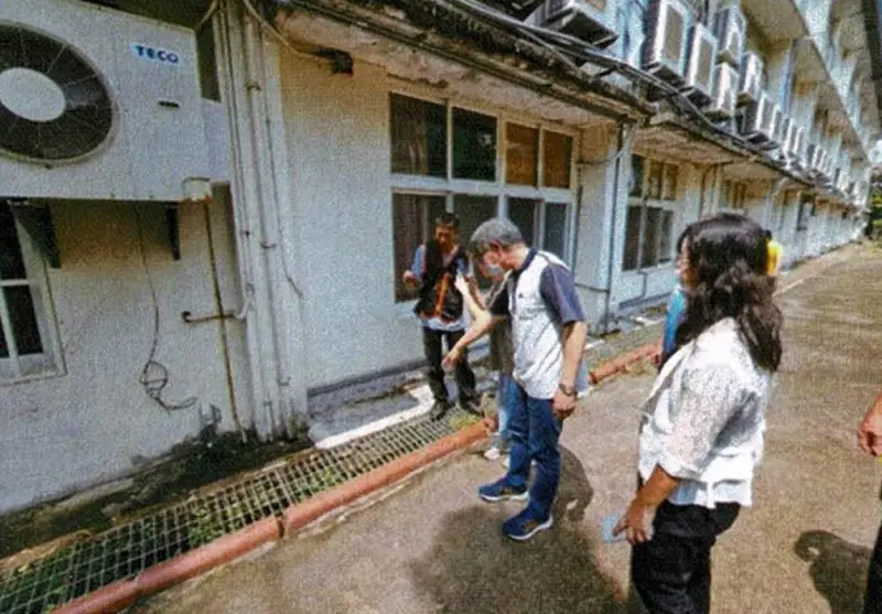 ▲農業局派員勘查校園環境，在大道國中排水溝裡抓到一條花浪蛇。（圖／台中市議員林昊佑提供，2023.10.13）
