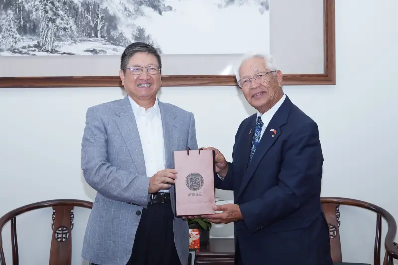 ▲大阪府日華親善議員連盟前會長永野孝男來訪，縣長楊文科致贈新竹縣特產東方美人茶表達歡迎。（圖／新竹縣政府提供）