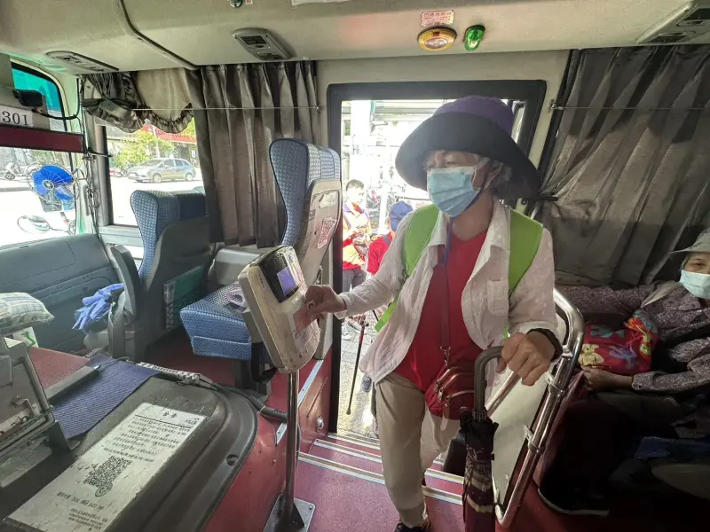 ▲長輩們使用敬老愛心卡坐公車參加「社區教育暨輕旅行體驗活動」。（圖／新竹縣政府提供）