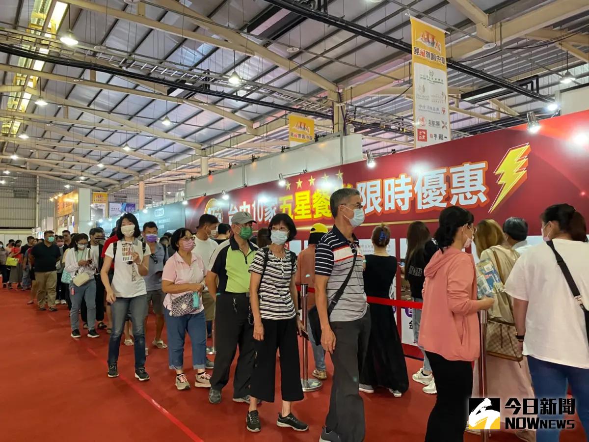 ▲2025年ATTA台中國際旅展今天登場，多家旅館、飯店推出餐券、住宿券優惠，也有旅行社推出1萬7就能玩濟州島。圖為台中旅展往年盛況。（圖／記者金武鳳攝)