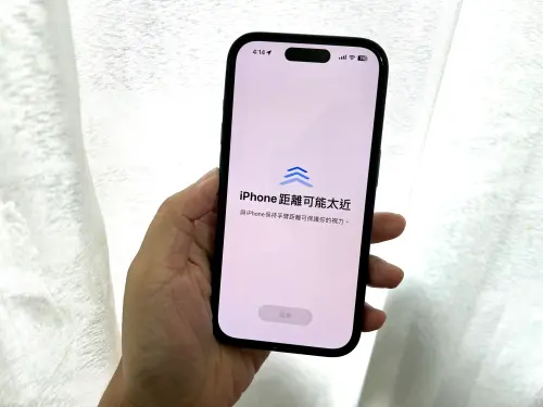 ▲iPhone 加入了「螢幕距離」功能，當開啟該功能後，會利用原深感測相機，偵測是否長時間低30公分的距離使用 iPhone，手機會跳出提醒並鼓勵用戶將手機拿遠一點。（圖／官方提供）