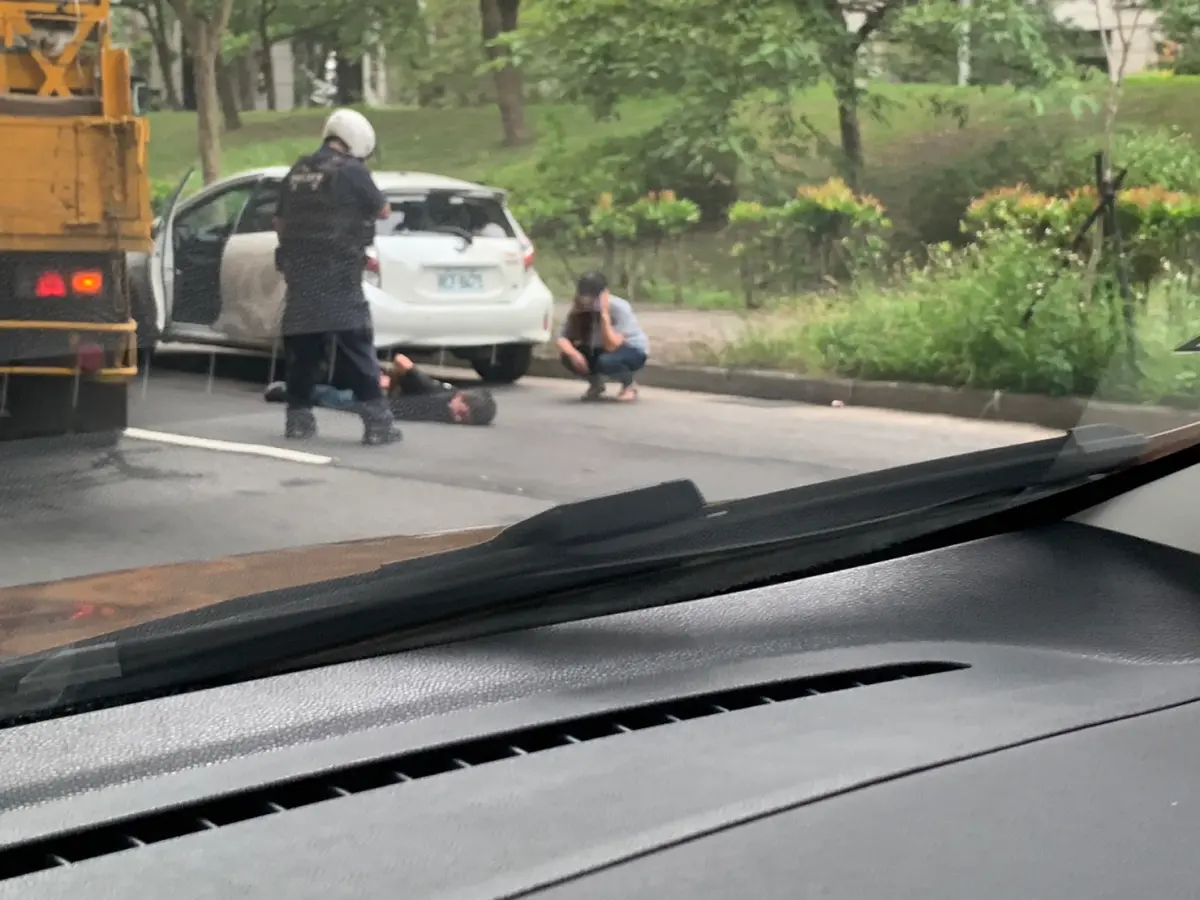 ▲ 內湖警追捕一輛拒檢逃逸租賃車，車內情侶持毒遭逮。（圖／記者陳苾暐攝）