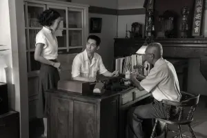 ▲周渝民（中）飾演女主角林依晨的阿公「日興」，在1930年代的嘉義火車站前經營旅社，左為飾演日興老婆的方宥心。（圖／甲上娛樂提供）