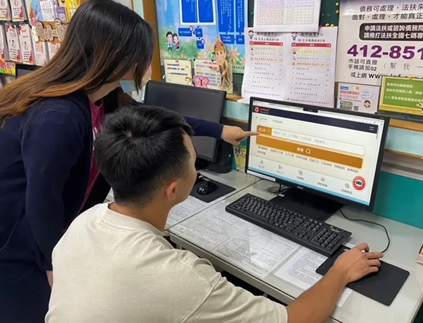 ▲勞動部勞動力發展署高屏澎東分署潮州就業中心引導求職者使用求職平台，幫助民眾求職路上全都通。(圖／勞動部潮州就業中心提供)