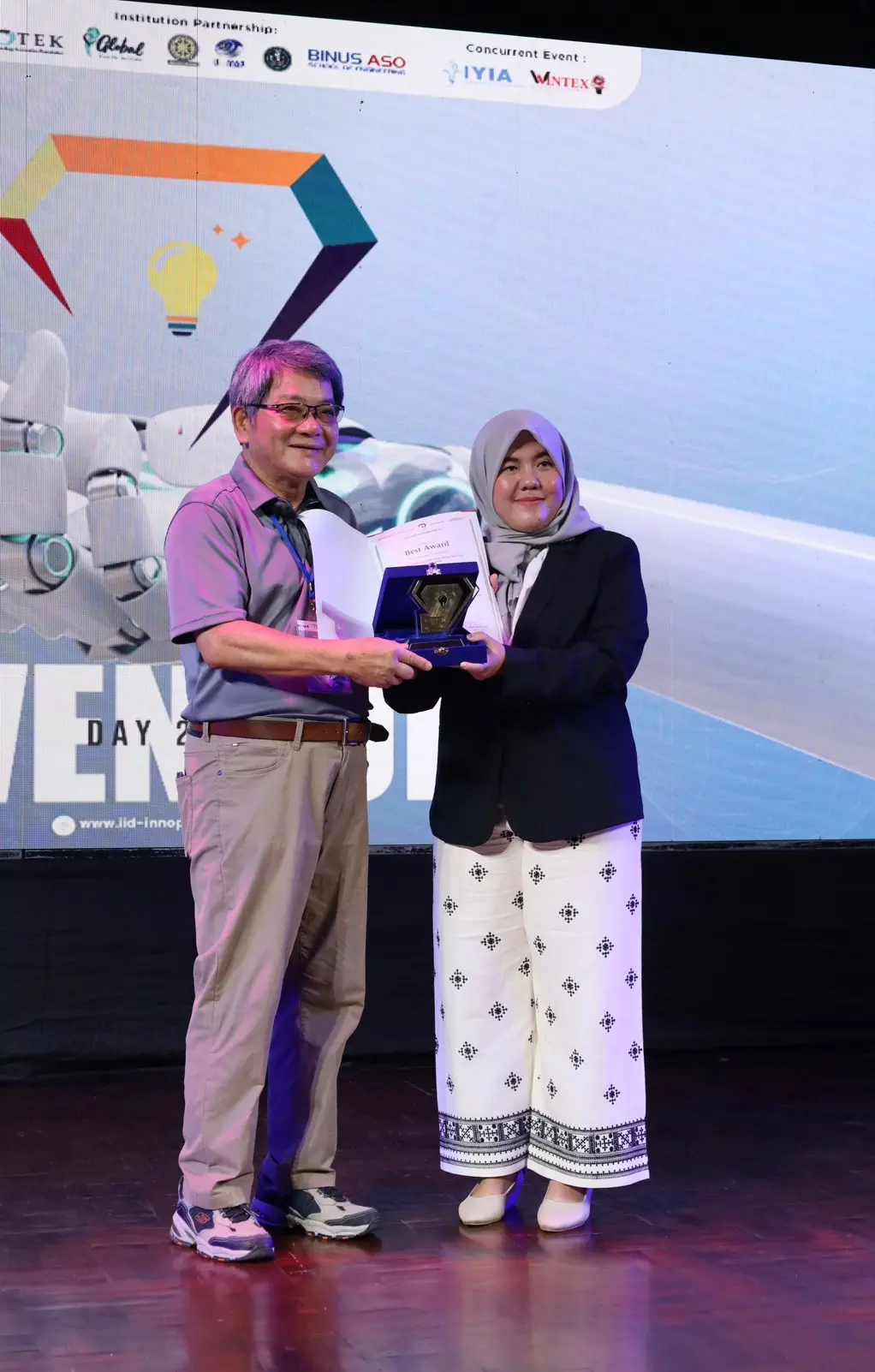 ▲修平師生於印尼國際發明展囊奪2金及大會特別獎，展現卓越研發實力。（圖/修平科大提供）