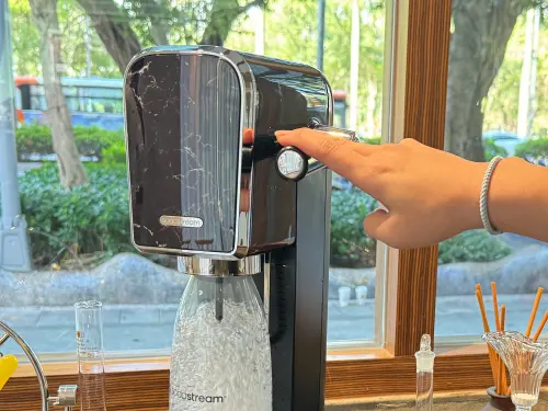 ▲SodaStream ART Marble 氣泡水機大理石黑限定色上市。（圖／周淑萍攝）