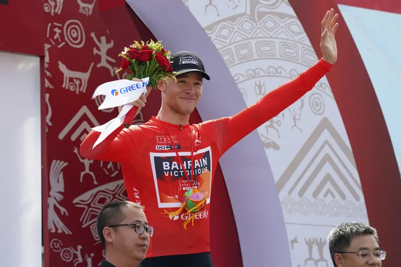 ▲領獎台上的米蘭披上象徵總成績冠軍的紅色領騎衫。官方提供