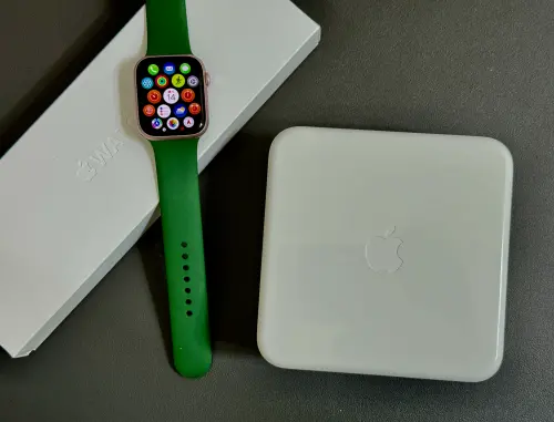 ▲最早Apple Watch第一代使用四方形的塑膠錶盒，頗具有質感，但環保意識抬頭，之後大多改為長條的紙包裝。（圖／周淑萍攝）