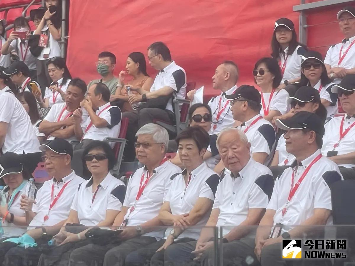 ▲台積電創辦人張忠謀與夫人張淑芬參與運動會，會上董事長劉德音宣布發放特別獎金，一定職等的人可拿到1.6萬元。（圖／讀者提供）