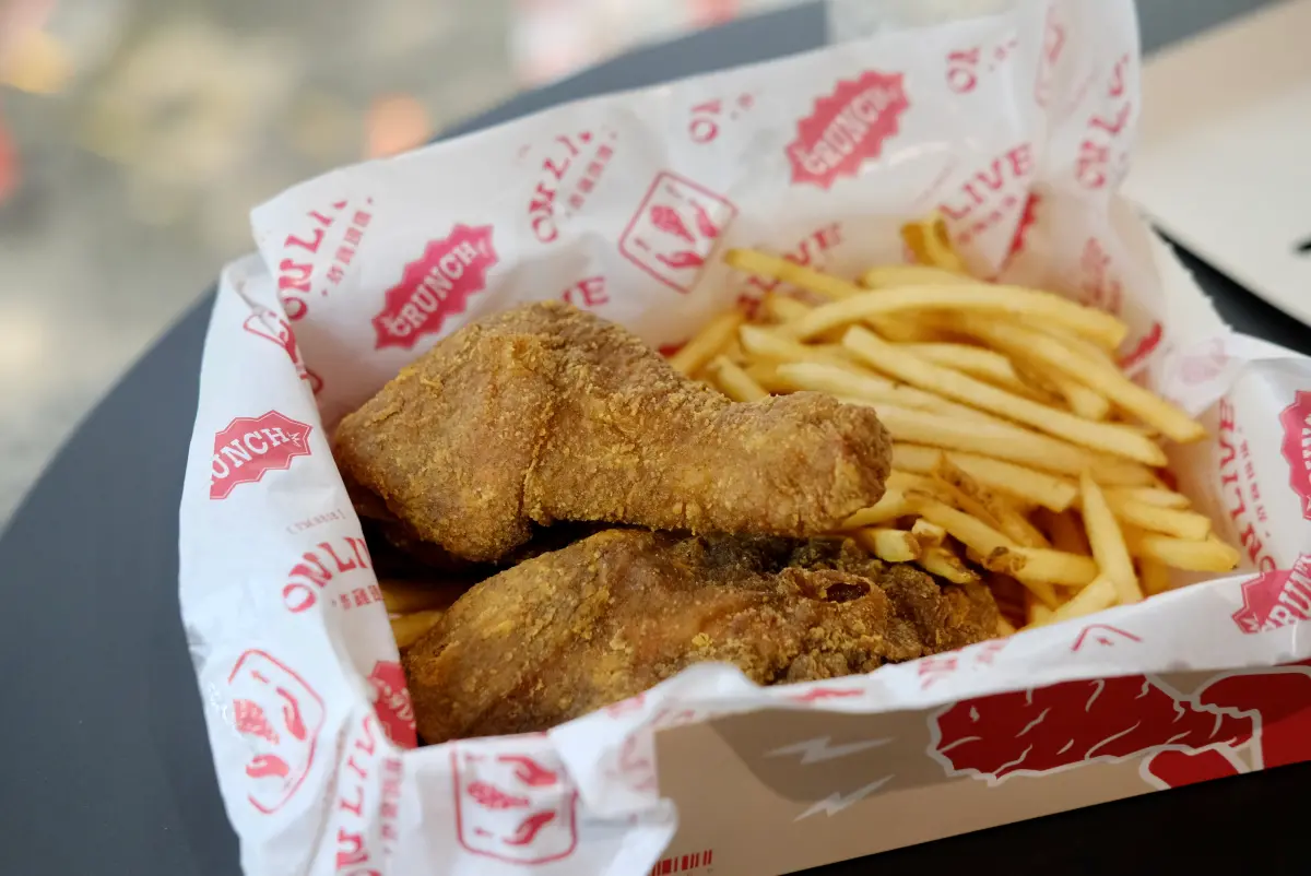 ▲在台南被戲稱是「被披薩耽誤的炸雞店」的「8818比薩屋」，真的開設了炸雞專賣店「ON LIVE 炸雞現場」，本次記者親自開箱，看是否跟本店一樣好吃。（圖／記者葉盛耀攝）