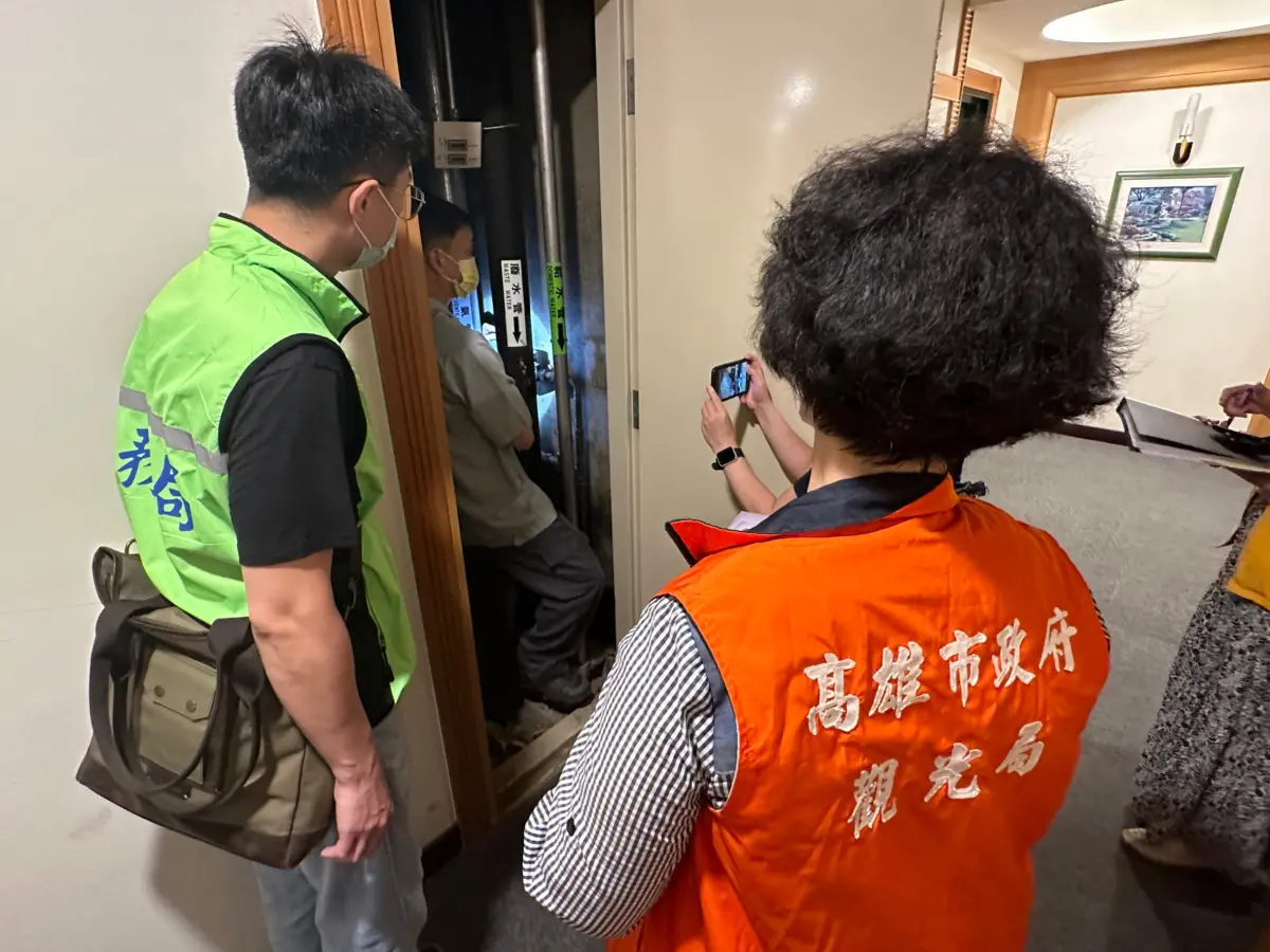 ▲現場人員執行非法旅宿斷水斷電。（圖／高雄市觀光局提供）