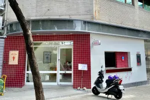 ▲「8818比薩屋」品牌還真的開設了炸雞專賣店，店址就在台南赤崁樓商圈的小巷弄，名為「ON LIVE炸雞現場」。（圖／記者葉盛耀攝）