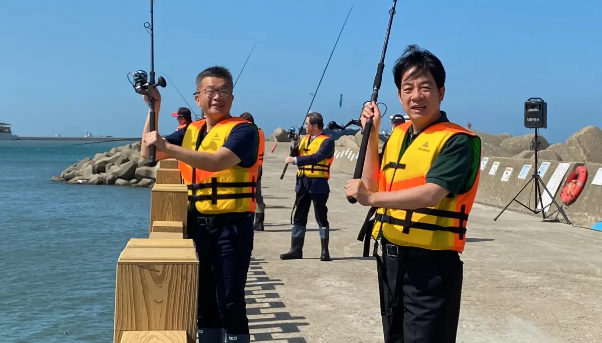 ▲台中港北堤親子垂釣區海風很大，吹亂賴清德的頭髮。（圖／記者顏幸如攝，2023.10.14）