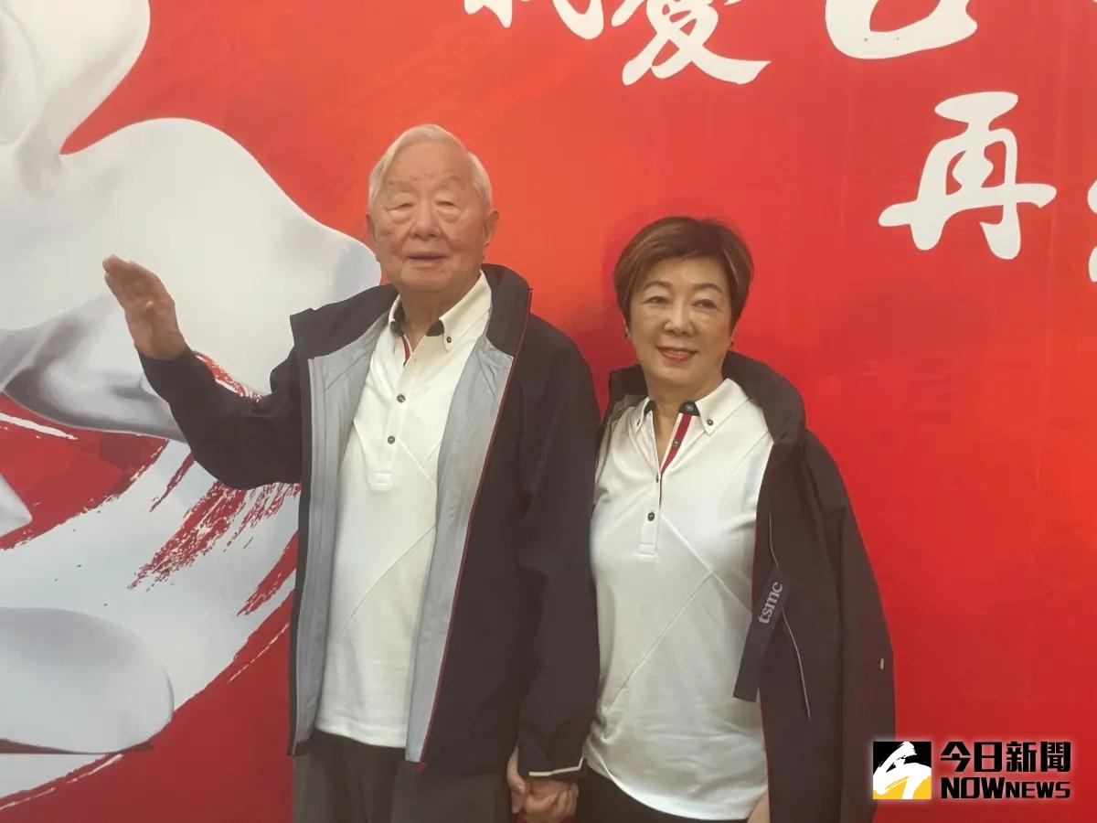 ▲台積電運動會今（14）日登場，創辦人張忠謀與夫人張淑芬雙雙出席，近來爆發以巴衝突，為此，張忠謀表示以巴衝突對半導體產業影響非常小。（圖／記者許家禎攝，2023.10.14）