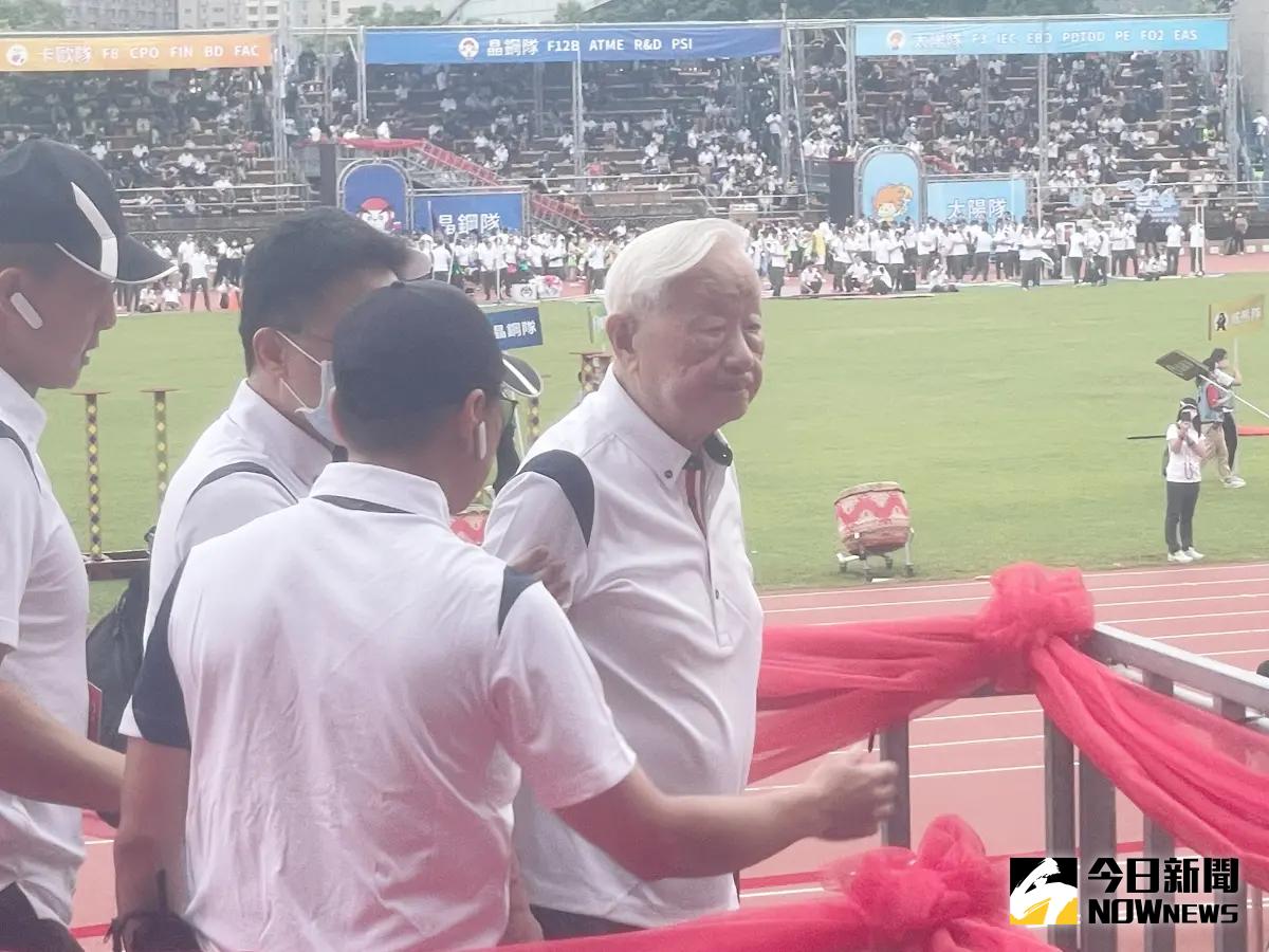 ▲今（14）日台積電運動會上，創辦人張忠謀勉勵員工們多多運動，說自己年輕時到50歲前都忙於工作，沒怎麼運動，後來覺得這樣不行，於是50歲開始就每個禮拜3到4天運動，每次40分鐘，覺得真的對健康很有幫助。（圖／讀者提供，2023.10.14）