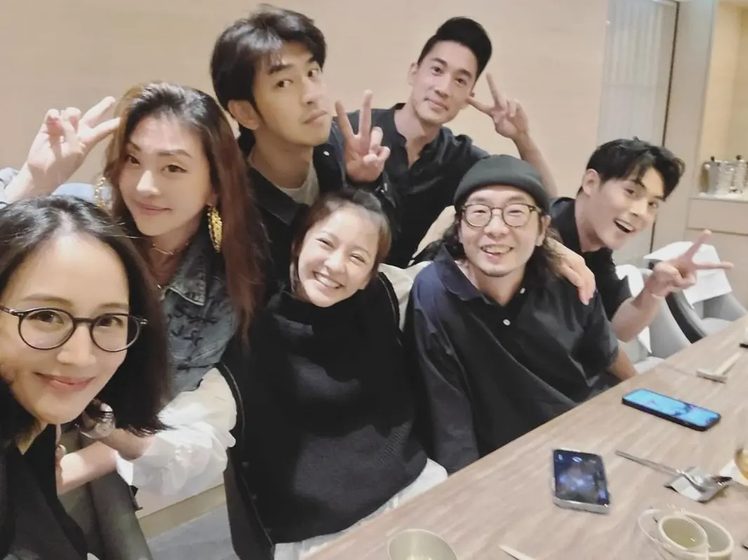 ▲陳柏霖（左3）為陳意涵（左4）慶祝入圍金馬獎，「同學會」出現張鈞甯（左）、陳奕（右）等大咖。（圖／翻攝自陳柏霖IG）