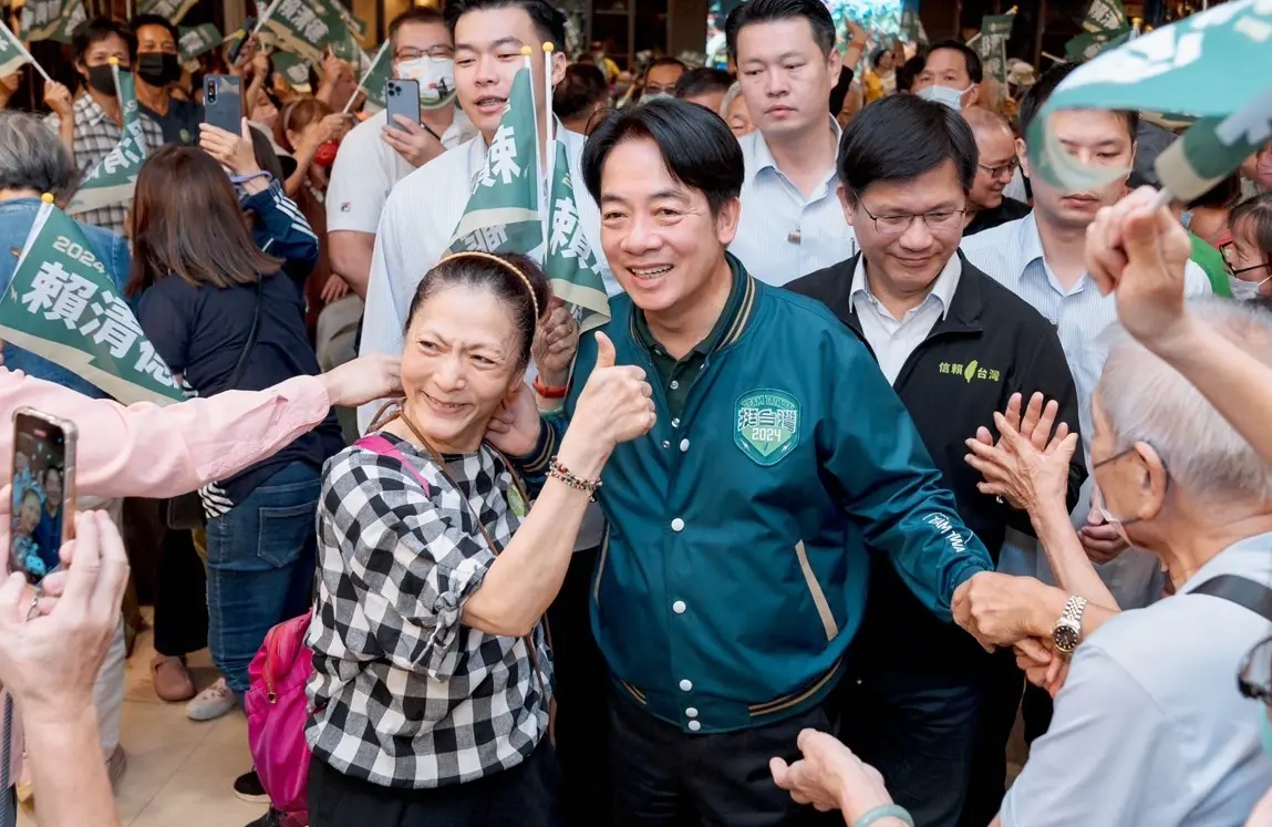 ▲賴清德出席旅中鄉親後援會，與支持者合影。（圖／民進黨台中市黨部提供，2023.10.14）