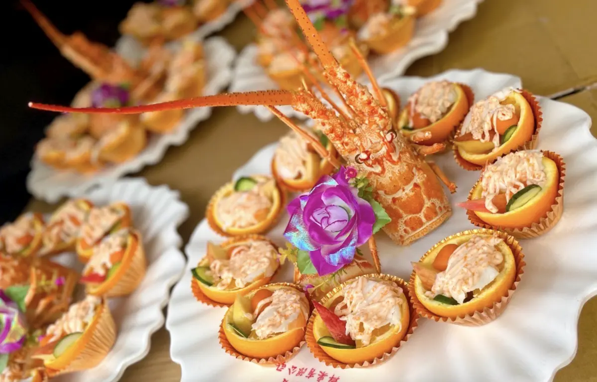 ▲2023走鐘獎慶功宴今年「轉大人」，特地請來總鋪師，讓創作者們享用美味的辦桌菜，超狂菜色包含龍蝦、豬腳、佛跳牆等。（圖／翻攝自走鐘獎臉書）