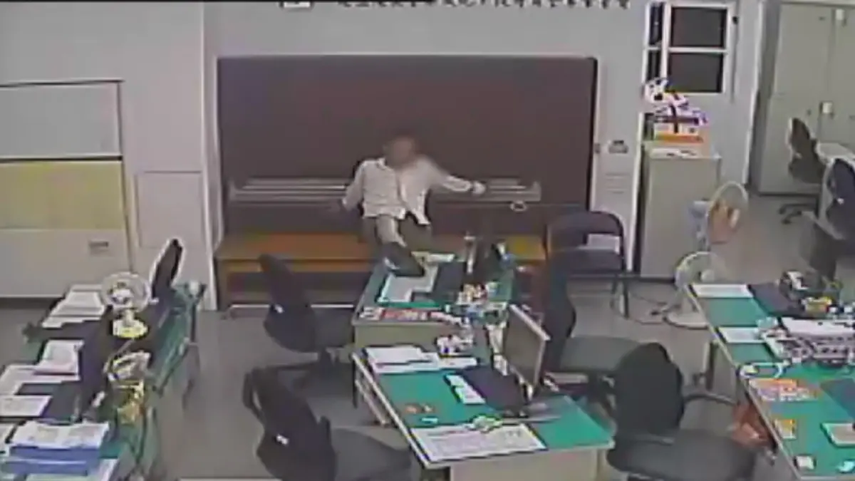 ▲酒醉胡鬧的黃男被警方管束時，還伸腿踹踢派出所內的辦公桌（圖/記者鄧力軍翻攝  ）