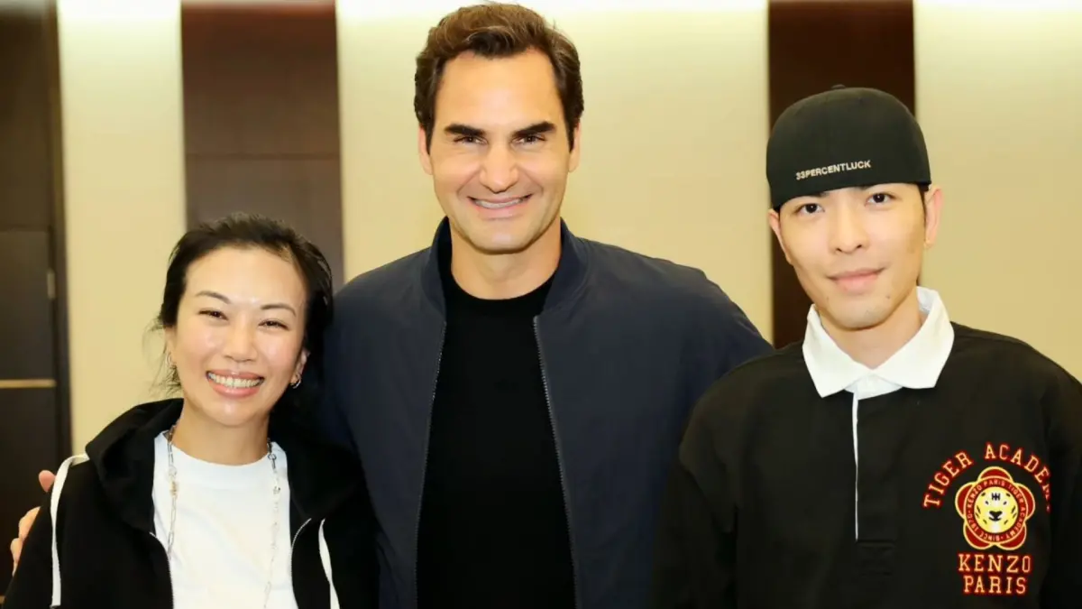 ▲蕭敬騰（右一）和未婚妻Summer（左一）與費德勒合照。（圖／翻攝自蕭敬騰IG）