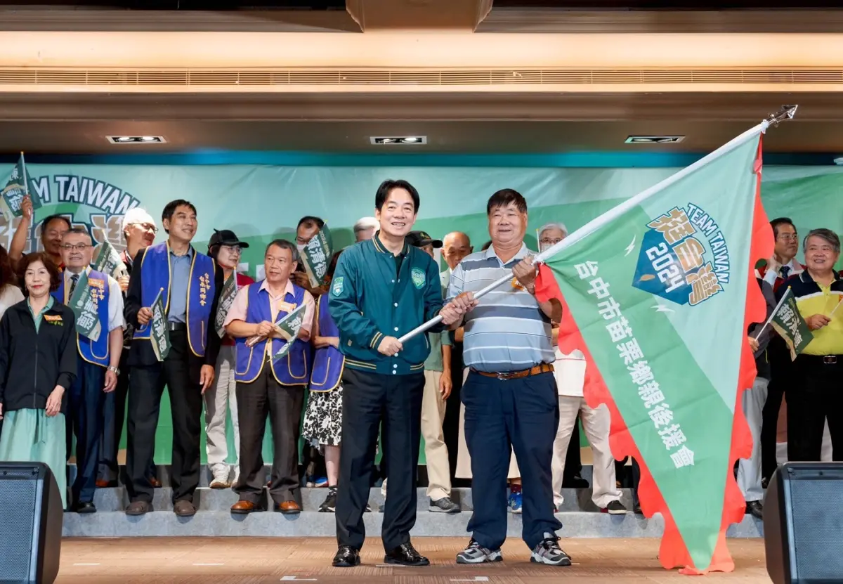 ▲賴清德今一整天行程都在台中，上午為旅中鄉親賴清德後援會成立大會授旗。（圖／民進黨台中市黨部提供，2023.10.14）