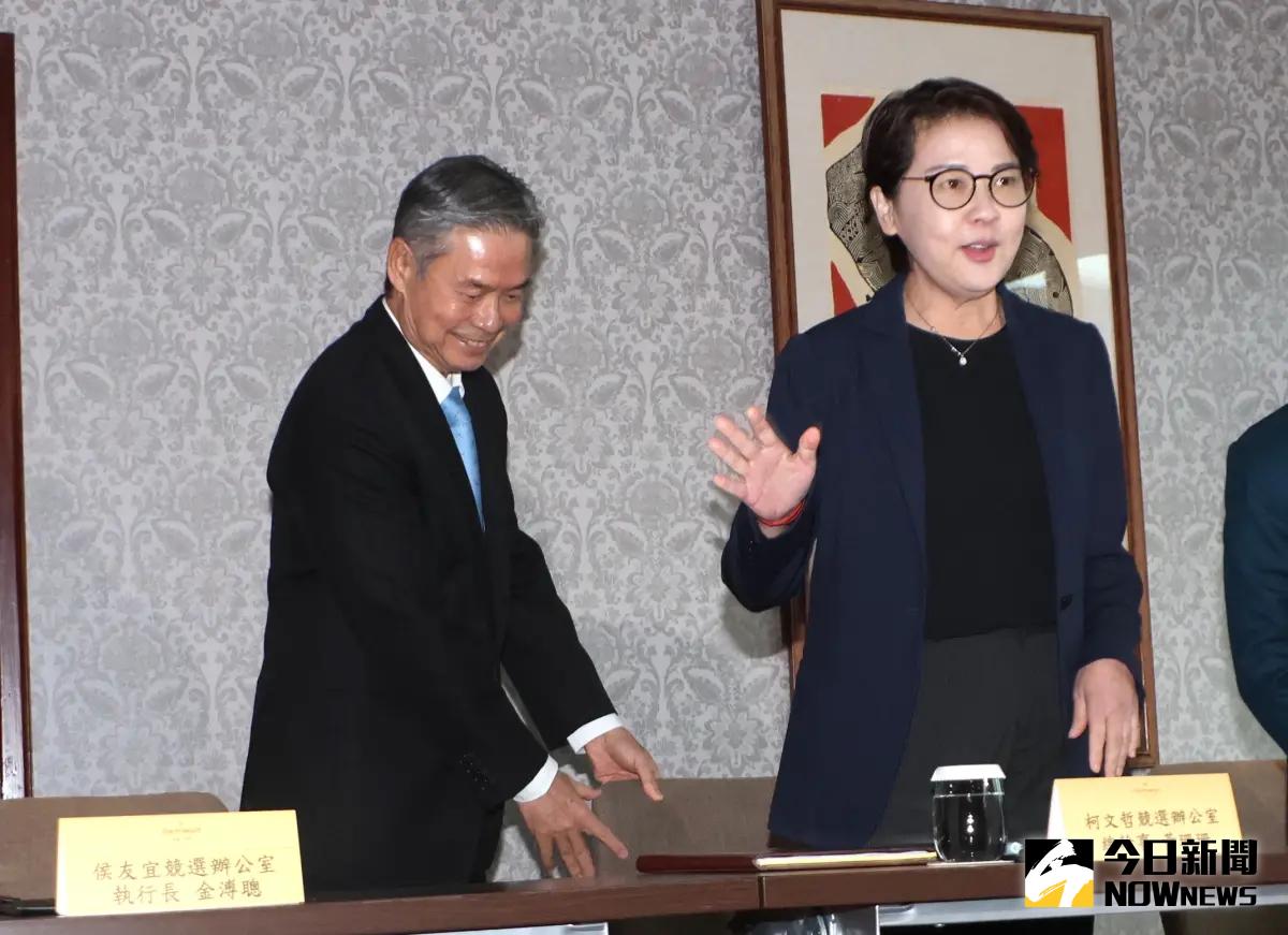 ▲藍白合會前會，侯辦執行長金溥聰展紳士風度幫黃珊珊拉椅子。（圖／記者陳明中攝，2023.10.14）