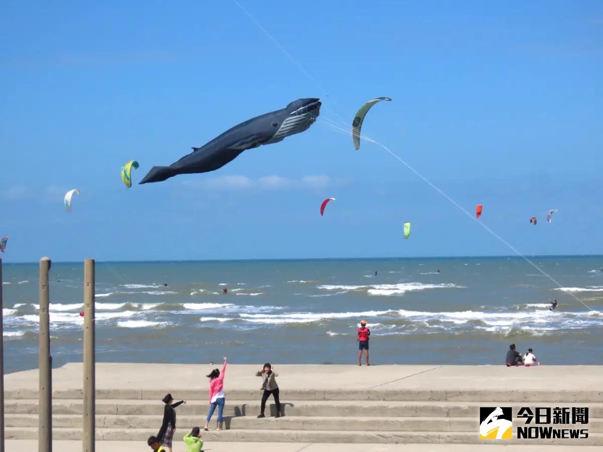 ▲由中市觀旅局舉辦的「2023風轉大安」今啟動，滿天繽紛風箏超吸睛。（圖／記者金武鳳攝，2023.10.14)