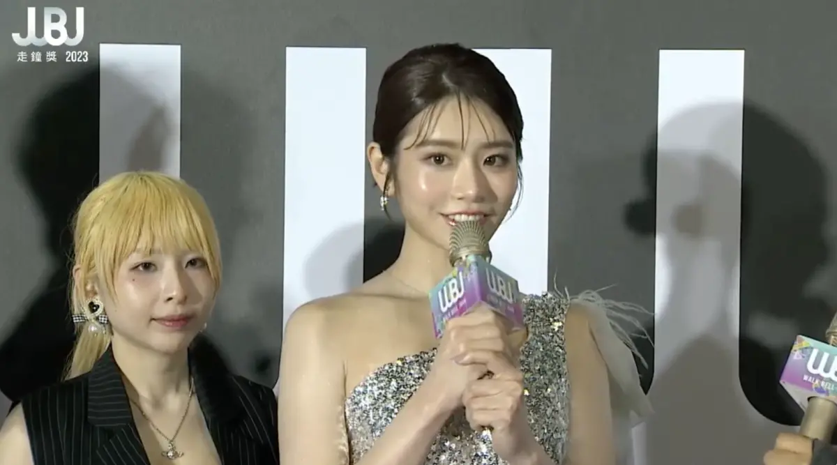 ▲今年走鐘獎找來特別的頒獎嘉賓，為日本高人氣AV女優「河北彩花」，她以一席銀色亮片禮服走上紅毯，絕美造型立刻引起網友暴動。（圖／翻攝自走鐘獎頒獎典禮YT）