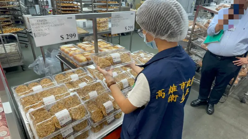 ▲到好市多中華店購買堅果脆餅，食用除了出現強烈苦味，還造成舌頭口腔麻痺，高雄市衛生局今（14）日派員稽查。（圖／高雄市衛生局提供）