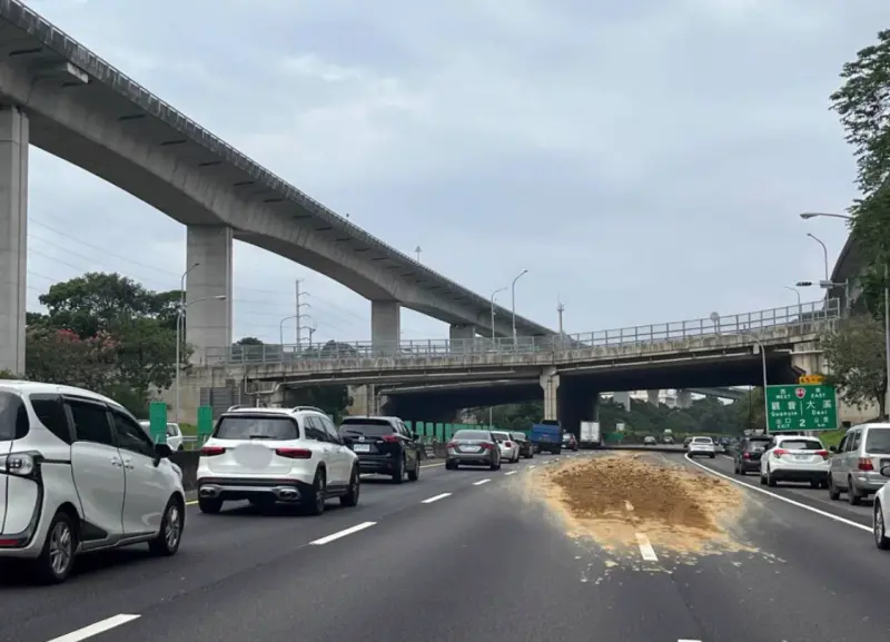 ▲國1發生土石散落2車道事故，造成6車車損。（圖／翻攝畫面）